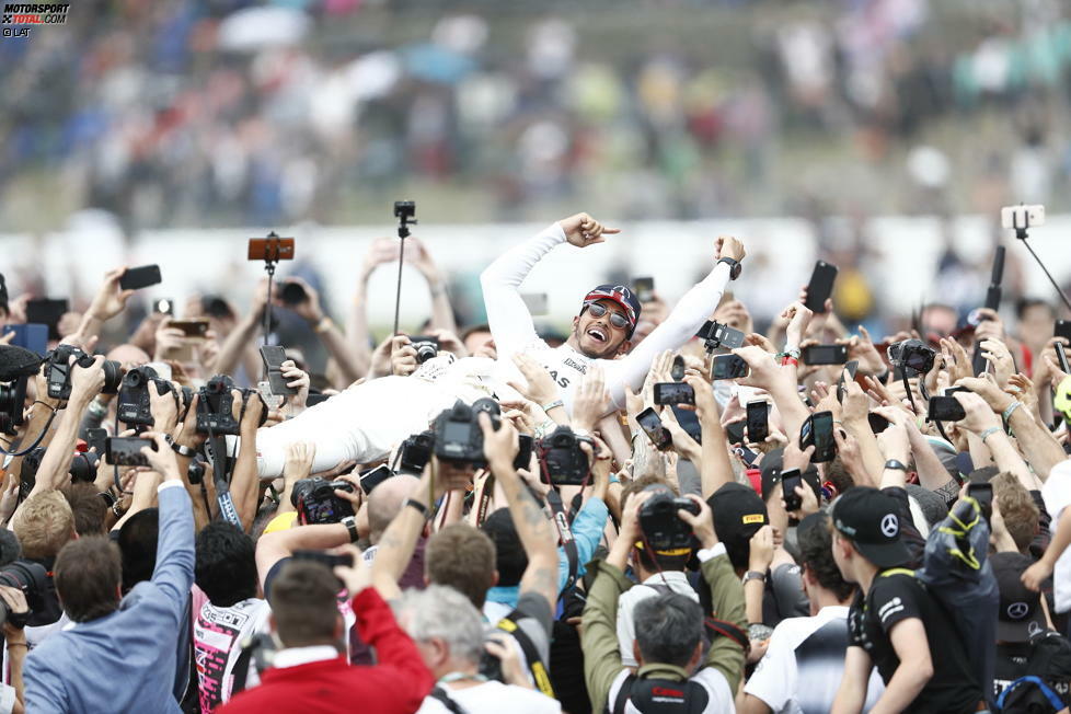 2008, 2014, 2015, 2016, 2017: Lewis Hamilton feiert seinen fünften Sieg in Silverstone, seinen vierten hintereinander, und zieht beim britischen Grand Prix mit UK-Legende Jim Clark gleich. Vergessen sind alle Diskussionen um seinen Party-Urlaub auf Mykonos. Wie er gewonnen hat? Jetzt durch die 16 besten Highlight-Fotos klicken!