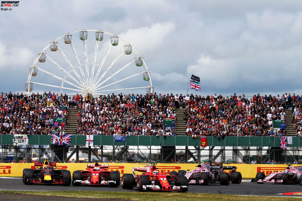 ... das der Niederländer am Ende für sich entscheidet. Dahinter schnappt sich Esteban Ocon den fünften Platz von Nico Hülkenberg. Aber nur kurzzeitig: Bei Stowe ist der gelbe Renault schon wieder am rosaroten Force India vorbei. Mit einem gekonnten Kraftakt.