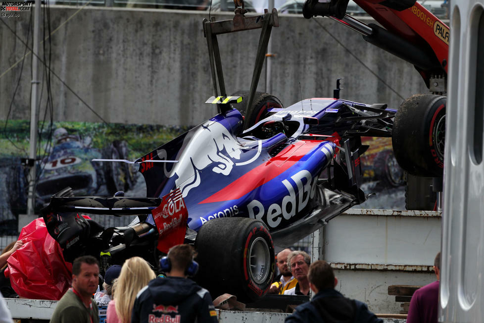 Die Toro-Rosso-Kollegen Carlos Sainz und Daniil Kwjat sind über ihren Crash in Becketts geteilter Meinung. Für die Rennkommissare ist der Fall klar: Durchfahrtstrafe für den Russen, der am Ende 15. wird. Für Sainz könnte der Ausfall der letzte Auftritt als Red-Bull-Fahrer gewesen sein, ...