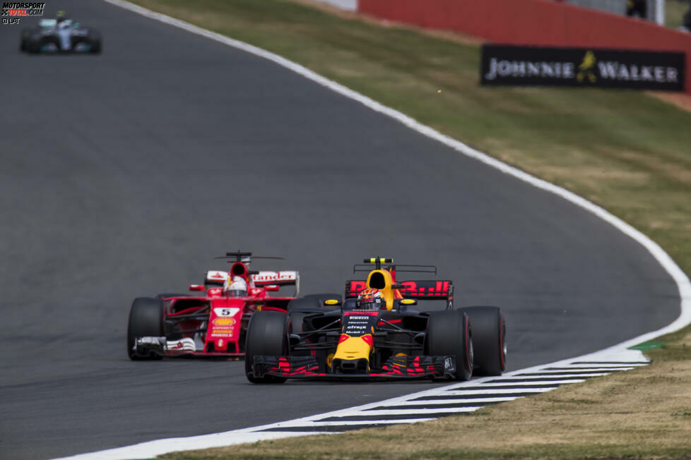 In der 13. Runde reißt Vettel der Geduldsfaden: Weil sein Rückstand auf Hamilton auf über zehn Sekunden angewachsen ist, schert er vor Stowe neben Verstappen aus ...