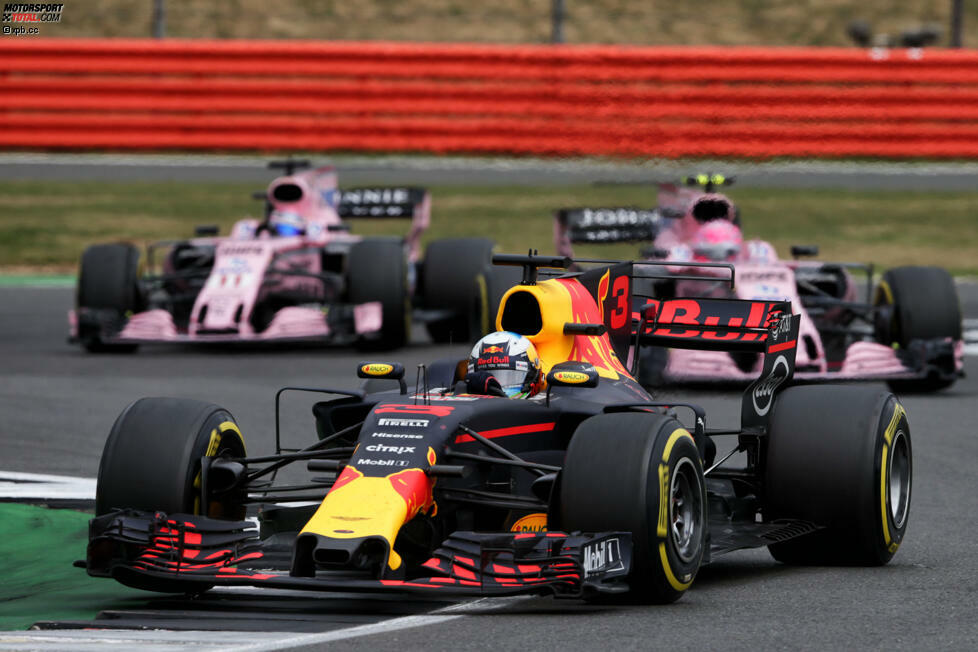 Weiter hinten bahnt sich Daniel Ricciardo, nach Komponentenwechseln aus der letzten Reihe gestartet, den Weg durch das Feld. Im Finish schnappt er sich zuerst die beiden Force Indias, dann Kevin Magnussen. 