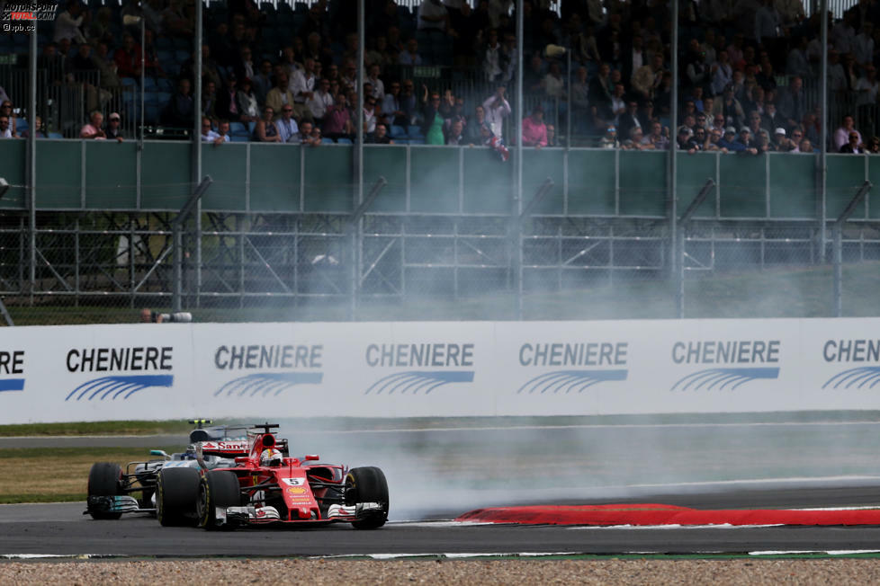 Mit den um 14 Runden frischeren und weicheren Reifen vernichtet Bottas innerhalb von neun Runden 5,5 Sekunden Rückstand auf Vettel. Der kann den ersten Angriff noch abwehren, allerdings nur mit stehenden Rädern. Beim zweiten schlüpft der Mercedes-Finne durch. Eine Situation mit Folgen?