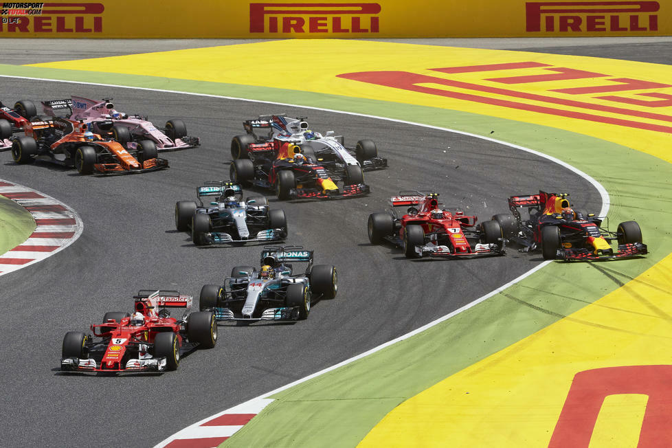 Und Vettel macht das Beste aus der neuen Kupplungstechnik, geht am Start vor Hamilton in Führung. Dahinter wird die Kurve zu knapp für drei Autos: Valtteri Bottas kann sich innen nicht in Luft auflösen, Kimi Räikkönen kracht daher außen in den Red Bull von Max Verstappen.