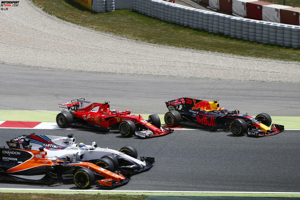 Als die beiden gerade auf die Strecke zurückfahren, scheint Alonso schon Fünfter zu sein. Im Gerangel mit Felipe Massa, das von der Rennleitung ungeahndet bleibt, zieht er aber den Kürzeren und fällt auf P11 zurück. Am Ende wird der Spanier dann Zwölfter. Massa humpelt mit Reifenschaden an die Box.