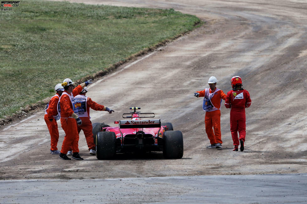 Während Verstappen immerhin noch an die Box fahren kann und erst dort aufgibt, stellt Räikkönen noch auf der Strecke ab. 55 Punkte Rückstand nach fünf von 20 Rennen: Unter normalen Umständen ist das WM-Rennen für den 