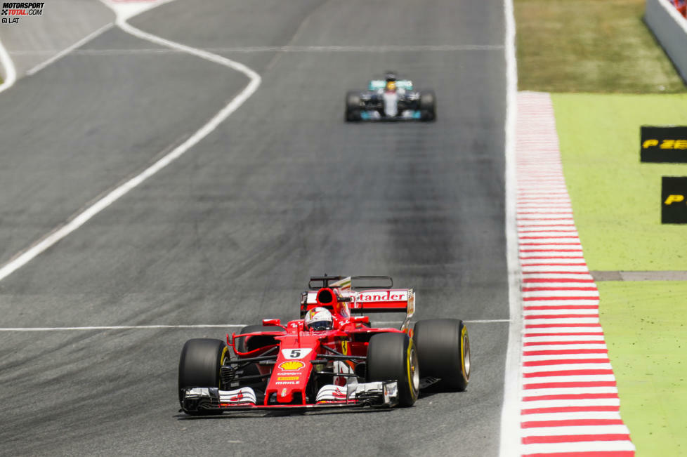 Für Vettel läuft es wie am Schnürchen: 2,2 Sekunden Vorsprung nach der ersten Runde, 2,7 nach drei. Erst in Runde 13 kommt Hamilton wieder bis auf 2,1 Sekunden heran. 