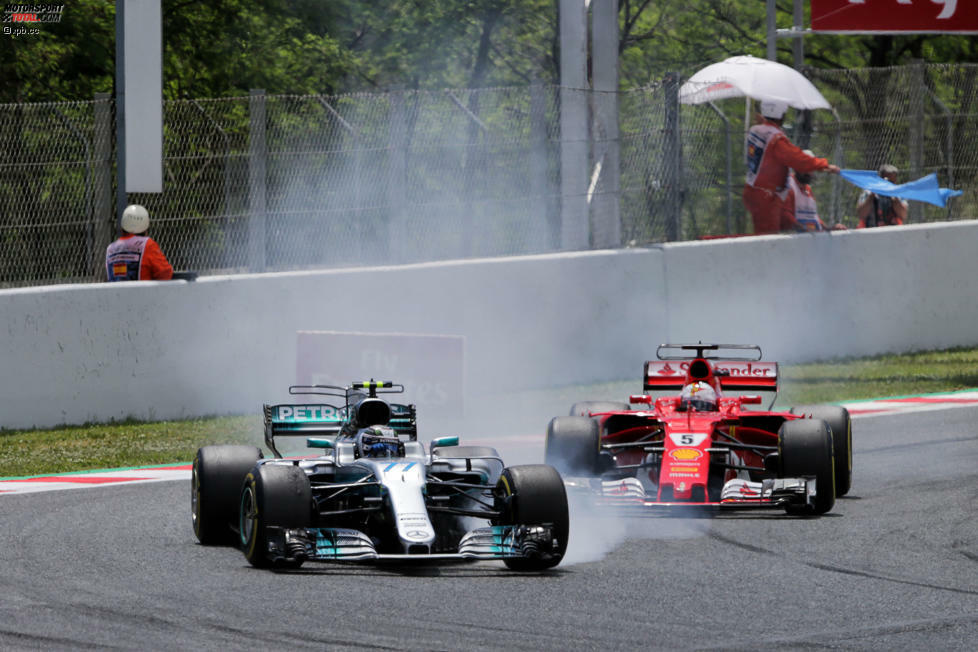 Vettel kommt im Verkehr wieder auf die Strecke zurück, läuft zuerst auf Daniel Ricciardo auf (der am Ende Dritter werden sollte), mit dem er keine Probleme hat, und dann auf Bottas, dessen erster Stint von Mercedes verlängert wird, um Vettel aufzuhalten. Als sich Bottas in der 24. Runde verbremst, droht Vettel der Kragen zu platzen, ...