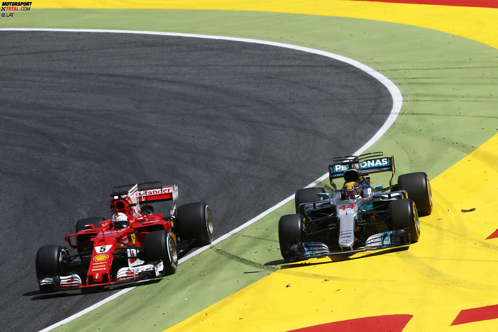 In Runde 35 täuschen Ferrari und Mercedes einen Boxenstopp an, in Runde 36 macht Hamilton ernst: Als er reinkommt, wird die Gelbphase gerade aufgehoben. Weil Vettel auf der Strecke bremsen muss, als Hamilton Reifen wechselt, und selbst eine Runde später keinen VSC-Vorteil mehr hat, wird's beim Rausfahren denkbar eng!