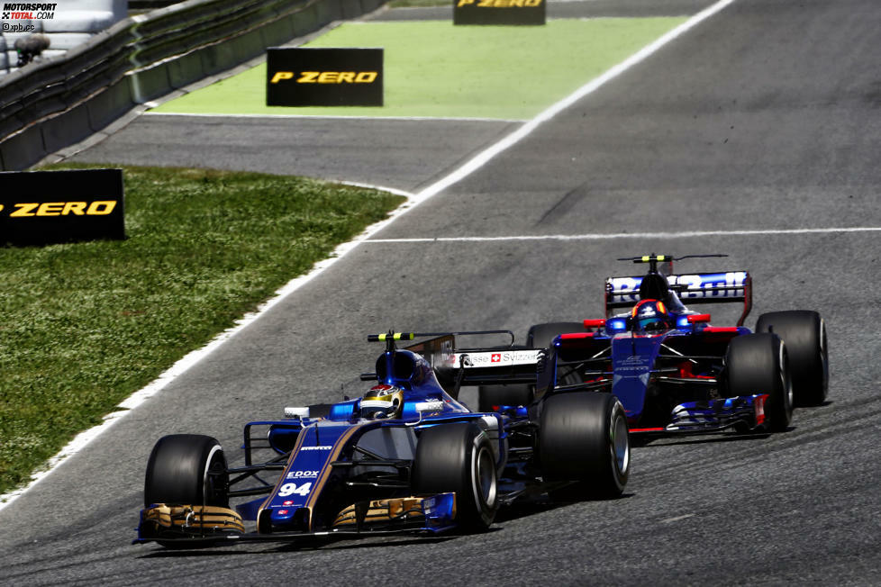 Weil er beim Boxenstopp spät reingerufen wird, überfährt Wehrlein eine Streckenmarkierung - und handelt sich dafür fünf Sekunden Zeitstrafe ein. Auf der Strecke kann er Carlos Sainz zwar tapfer hinter sich halten, am grünen Tisch fällt er aber hinter den Spanier auf P8 zurück. Für Sauber trotzdem die ersten Punkte der Saison.