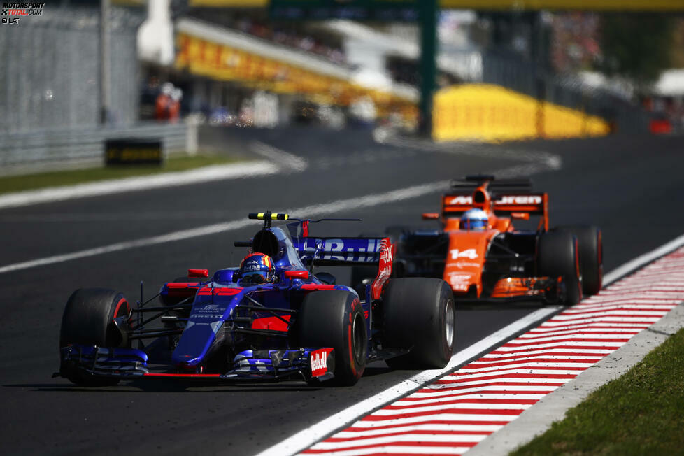 Beim Safety-Car-Restart lässt sich Carlos Sainz nach außen tragen, um Fernando Alonso abzudrängen. Beim Boxenstopp fahren die beiden Rad an Rad an den Crews vorbei. Aber in Runde 37 überholt Alonso nach hartem Kampf endlich seinen Landsmann. Schlussendlich werden die Spanier Sechster und Siebter.