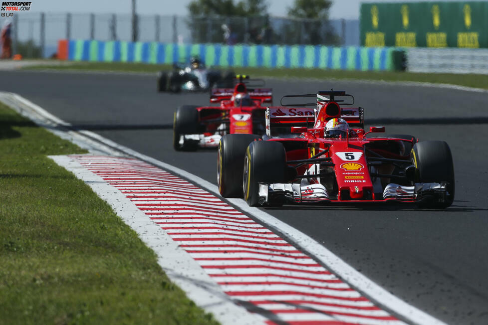 Vettel weiß etwa zehn Runden vor Schluss, dass er den Sieg in der Tasche hat. Ans Lenkproblem gewöhnt er sich, und das 