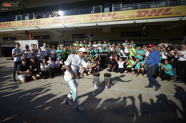 Erster Matchball verwertet: Bereits drei Rennen vor Schluss steht Mercedes als Konstrukteurs-Weltmeister 2017 fest. Zum vierten Mal hintereinander. Und Lewis Hamilton braucht nach fünf Siegen in sechs Rennen nur noch einen fünften Platz, um den Titel zu fixieren. Die Silberpfeile dürfen in Austin jubeln! Erster Matchball verwertet: Bereits drei Rennen vor Schluss steht Mercedes als Konstrukteurs-Weltmeister 2017 fest. Zum vierten Mal hintereinander. Und Lewis Hamilton braucht nach fünf Siegen in sechs Rennen nur noch einen fünften Platz, um den Titel zu fixieren. Die Silberpfeile dürfen in Austin jubeln!