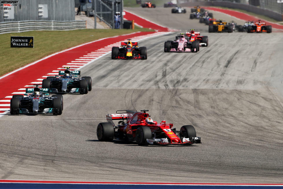 Nach den Pleiten der Asien-Tournee läuft's diesmal für Vettel. In der dritten Runde, als DRS zum ersten Mal freigegeben wird, hat er schon 1,3 Sekunden Vorsprung. Etwas weiterhin hinten legt sich Räikkönen Ocon zurecht.