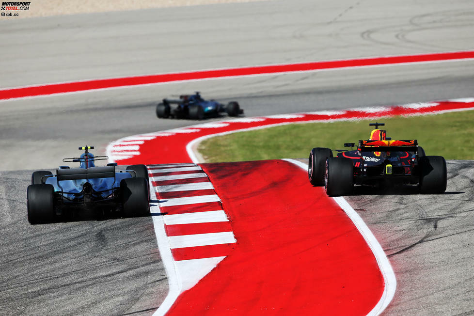 ... zwei Runden später scheitert er außen knapp. Racing vom Allerfeinsten auf dem Circuit of The Americas! Aber: In der 