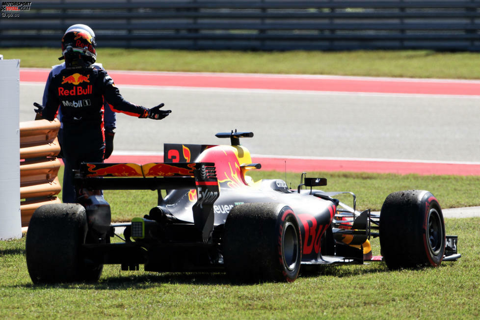 Ricciardo eröffnet in der zwölften Runde die Boxenstopps, nimmt Vettel in der ersten Runde danach 1,3 Sekunden ab und ist dank des Undercuts drauf und dran, Platz zwei zu erobern. Doch ein Motorschaden beendet jäh seinen Traum vom Podium.