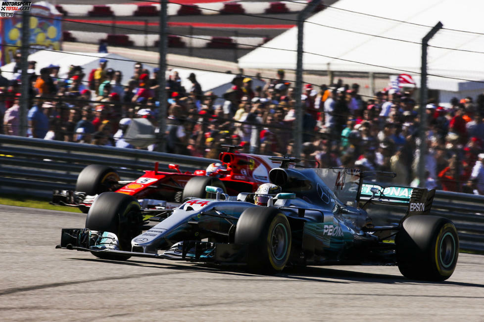 Weil Vettel drei Runden früher als Hamilton zum Stopp kommt, wird's in Runde 20 ganz schön knapp. Hamilton tauscht 6,5 Sekunden Vorsprung gegen um drei Runden frischere Reifen ein - und bleibt in Führung. Nach zwei Runden hat er wieder 1,9 Sekunden Vorsprung. Vettel realisiert, dass er keine Chance hat.