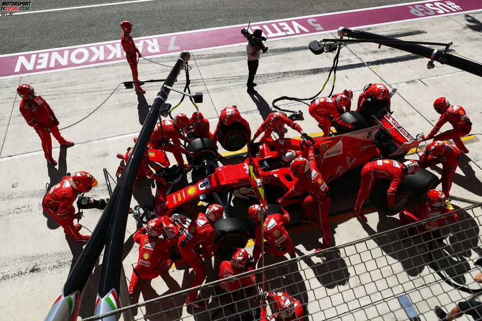 Vettels Verzweiflungstat: Weil Verstappen für einen schnellen Sprint am Ende nochmal Reifen wechselt und er selbst mit den Reifen hadert (