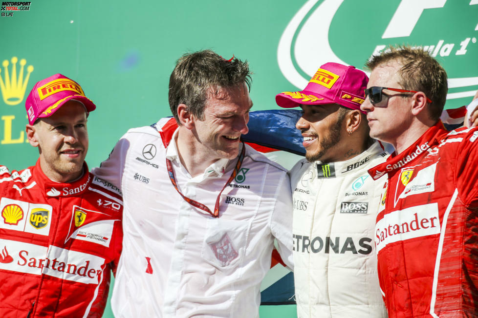Hamilton kann all das egal sein: Er gewinnt letztendlich 10,1 Sekunden vor Vettel und 15,8 vor Räikkönen. Letzterer weiß übrigens noch nicht einmal bei der Siegerehrung, wofür Verstappen eigentlich bestraft wurde ...