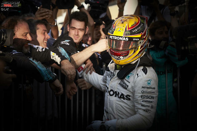 Er hat es geschafft! Lewis Hamilton hat sich seinen vierten WM-Titel gesichert und mit Sebastian Vettel und Alain Prost gleichgezogen. Obwohl der Brite den Titel am Ende vorzeitig gewinnen konnte, hatte Sebastian Vettel im WM-Kampf 2017 die Nase lange Zeit vorne. Wir blicken noch einmal zurück ... Er hat es geschafft! Lewis Hamilton hat sich seinen vierten WM-Titel gesichert und mit Sebastian Vettel und Alain Prost gleichgezogen. Obwohl der Brite den Titel am Ende vorzeitig gewinnen konnte, hatte Sebastian Vettel im WM-Kampf 2017 die Nase lange Zeit vorne. Wir blicken noch einmal zurück ...