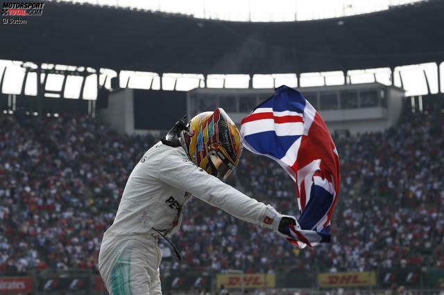 Er hat es geschafft! Lewis Hamilton hat sich seinen vierten WM-Titel gesichert und mit Sebastian Vettel und Alain Prost gleichgezogen. Obwohl der Brite den Titel am Ende vorzeitig gewinnen konnte, hatte Sebastian Vettel im WM-Kampf 2017 die Nase lange Zeit vorne. Wir blicken noch einmal zurück ...