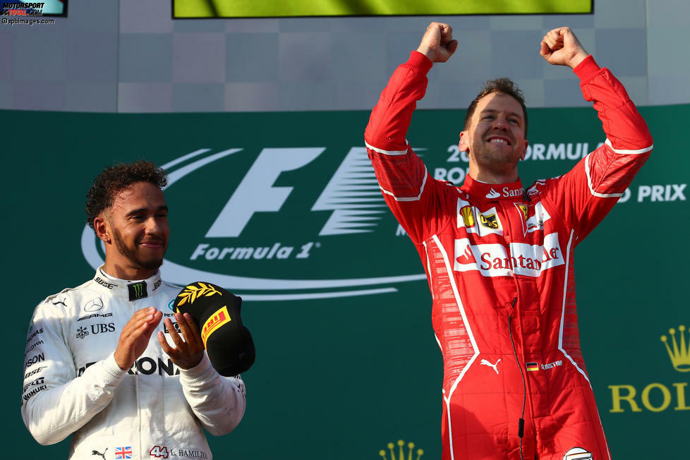 Bereits beim Saisonauftakt in Melbourne wird klar, dass die Dominanz der Silberpfeile der vergangenen Jahre ein Ende hat. Vettel und Ferrari sichern sich den ersten Sieg seit 2015 und - im Fall der Scuderia - zum ersten Mal seit 2012 die WM-Führung. Hamilton weiß, dass 2017 kein Selbstläufer wird.