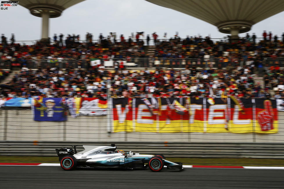 Doch schon beim zweiten Saisonrennen schlagen die Silberpfeile zurück. Hamilton gewinnt in China und zieht mit Vettel gleich, der Safety-Car-Pech hat. Trotzdem ist dem Briten zu dem Zeitpunkt schon klar: 
