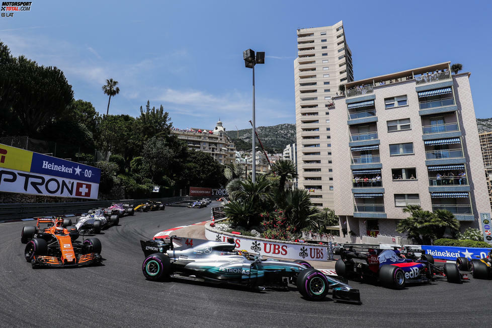 In Monaco erleben Hamilton und Mercedes den größten Dämpfer der gesamten Saison. Das Set-up passt nicht, Hamilton versemmelt das Qualifying und kommt am Ende nicht über Rang sieben hinaus. Souverän zieht sich hingegen ...