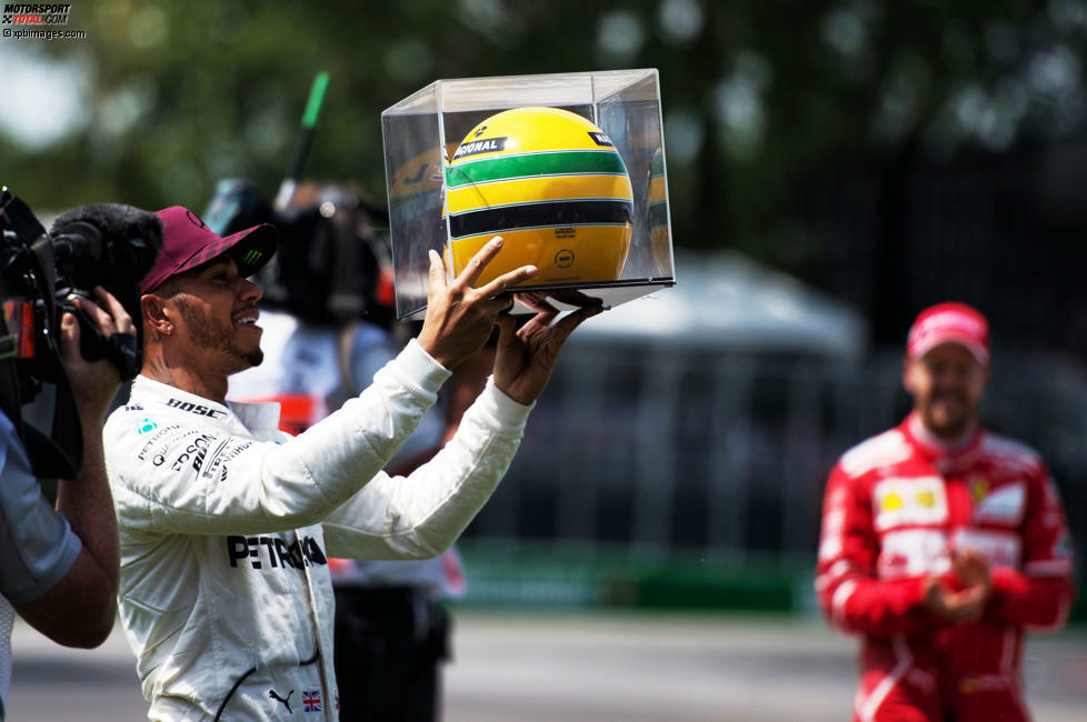 Bei Mercedes schrillen währenddessen die Alarmglocken: Ein Krisenstab tüftelt in Brackley rund um die Uhr an der Lösung des Set-up-Rätsels. In Montreal scheint das Problem gelöst: Mit seiner 65. Pole zieht Hamilton mit Ayrton Senna gleich. Als er den Helm des Idols geschenkt bekommt, ist er den Tränen nah - und siegt im Rennen souverän.