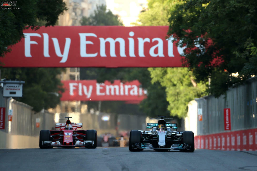 Beim folgenden Rennen in Baku kommt es zwischen Hamilton und Vettel zum Ausnahmezustand: Während einer Safety-Car-Phase hat der Deutsche das Gefühl, dass Hamilton einen 