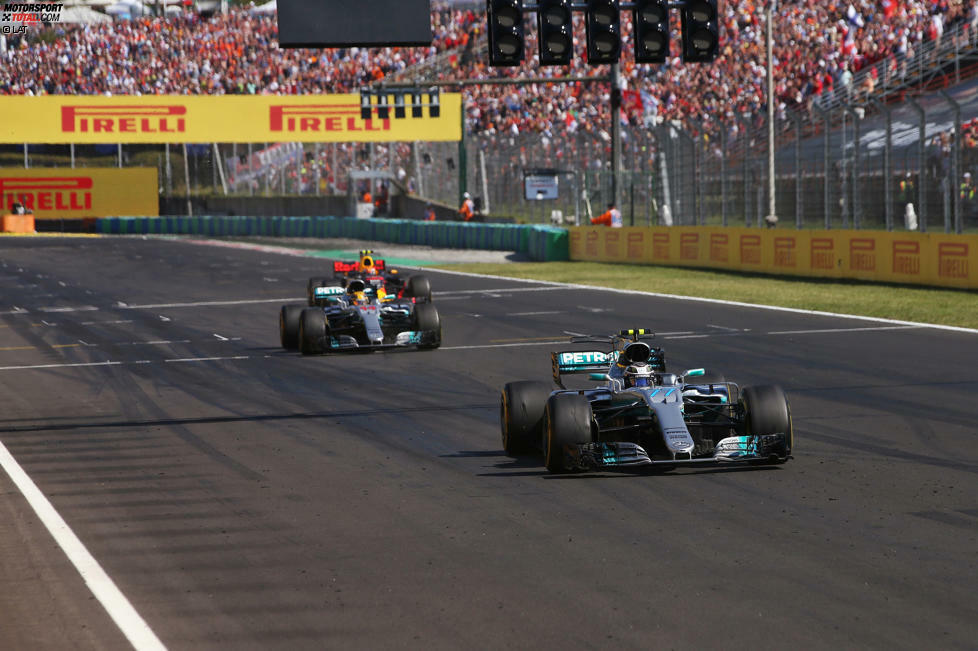 In Budapest zeigt sich Hamilton dafür als echter Teamplayer. Während Kimi Räikkönen Vettel an der Spitze nicht angreifen darf, lässt Hamilton Bottas in der letzten Kurve wieder durch, weil dieser ihm zuvor seine Position überlassen hatte. Der Brite hat damit endgültig den Nimbus des Mr. Fairplay, was ein Jahr davor undenkbar gewesen wäre.