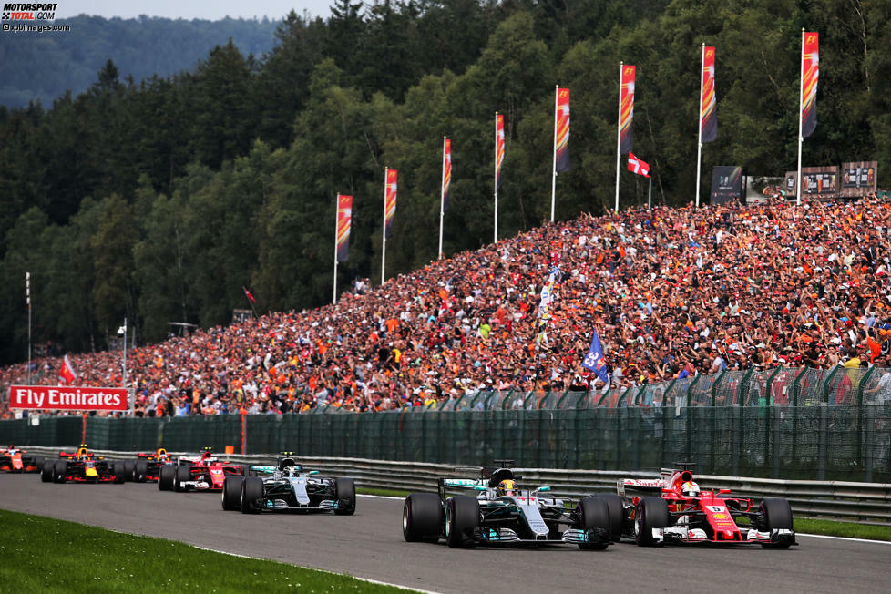 Ferrari kommt bärenstark aus der Sommerpause zurück, doch Hamilton macht seine Ankündigung wahr und gewinnt auf den Mercedes-Strecken in Spa und Monza, wo die Scuderia sich beim Set-up verpokert. Ausgerechnet beim Ferrari-Heimspiel zieht Hamilton erstmals in dieser Saison in der WM an Vettel vorbei und gewinnt zwei Rennen in Folge.
