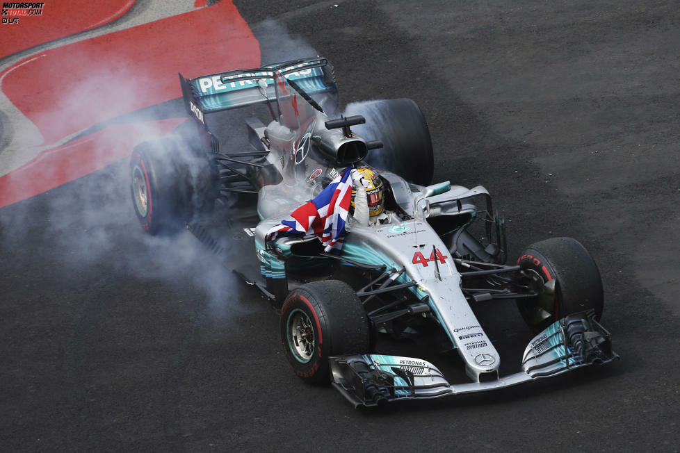 Feiern darf er aber trotzdem! Durch seinen vierten WM-Titel steht Hamilton jetzt auf einer Stufe mit Vettel und Alain Prost. Mehr Titel haben nur Juan Manuel Fangio (5) und natürlich Michael Schumacher (7) auf dem Konto. Den Argentinier könnte Hamilton aber bereits 2018 einholen.