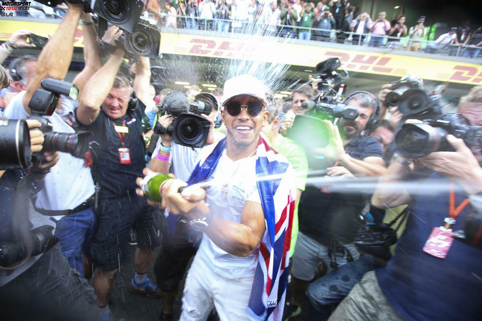 The winner takes it all! Lewis Hamilton sichert sich 2017 seinen vierten WM-Titel und zieht mit Sebastian Vettel und Alain Prost gleich. Obwohl der Brite den Titel am Ende vorzeitig gewinnt, hat Sebastian Vettel im WM-Kampf 2017 die Nase lange Zeit vorne. Wir blicken noch einmal zurück ...