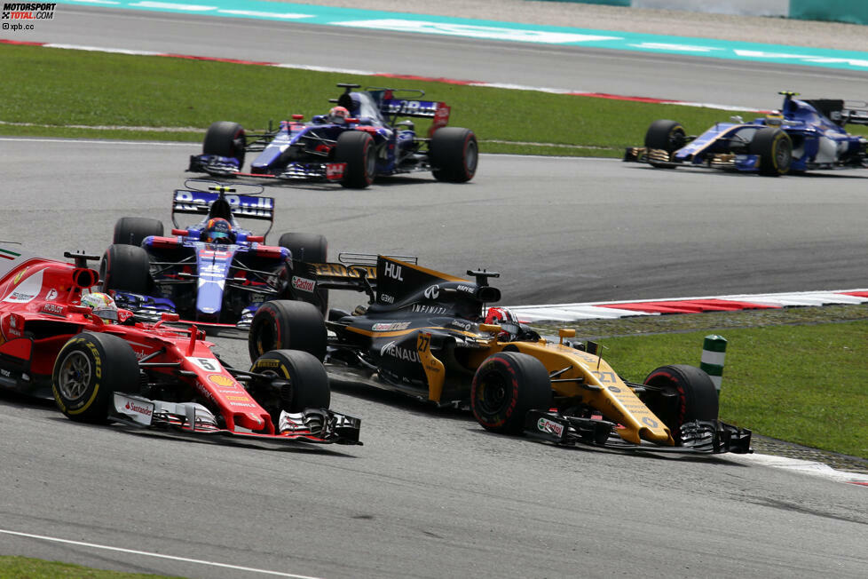 Vettel ist nach zehn Runden schon Neunter. Sein Vorwärtsdrang gerät erst ins Stocken, als er auf die Mercedes-befeuerten Williams und Force India stößt. Letztendlich macht er aber auch mit Perez kurzen Prozess. Bei 30 Sekunden Rückstand scheint zu dem Zeitpunkt (mindestens) das Podium möglich, ...