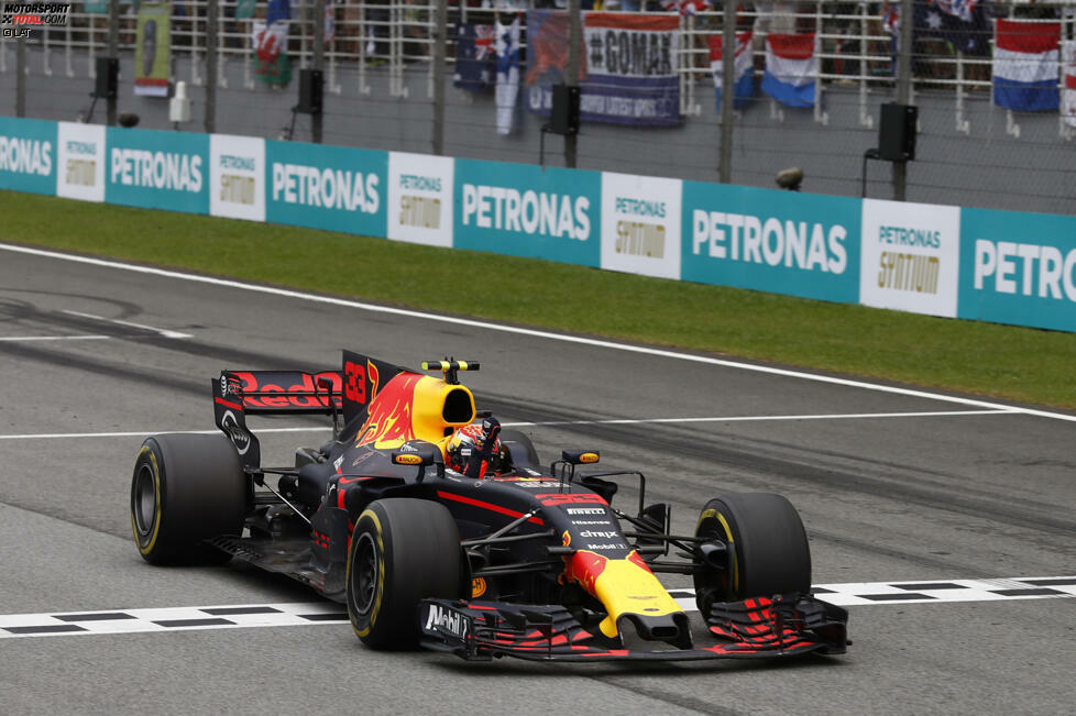 Indes gewinnt Verstappen, der sich außer mit den Reifentemperaturen mit keinem Gegner auseinandersetzen muss, souverän vor Hamilton und Ricciardo. In den letzten zehn Runden kann er sich sogar den Luxus leisten, früher zu schalten. Aus Angst vor einem weiteren Renault-Motorschaden.