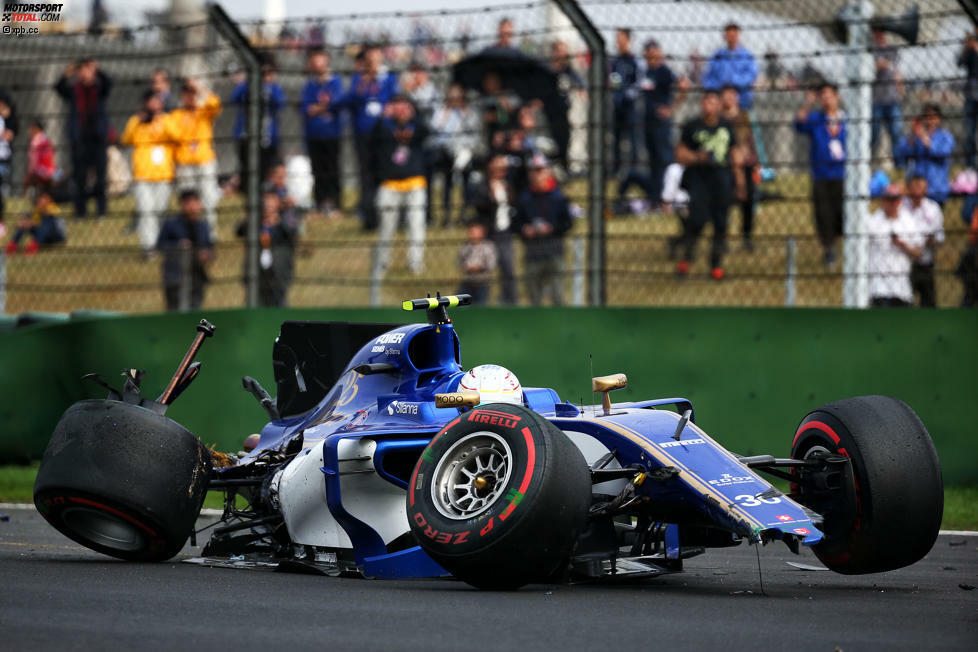 In Melbourne noch gefeiert, in Schanghai auf dem Boden der Realität: Wehrlein-Ersatz Antonio Giovinazzi - zugegeben wieder richtig flott unterwegs - leistet sich im Qualifying einen Anfängerfehler und crasht den Sauber. Es sollte nicht sein einziges Malheur des Wochenendes bleiben.