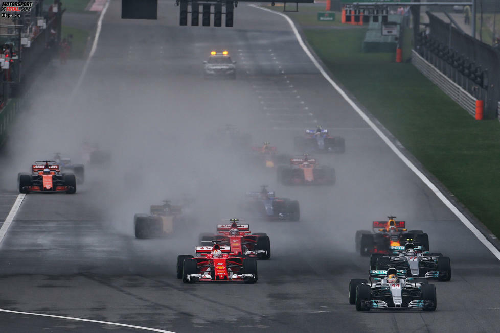 Der Start: Bottas muss gegen Vettel zurückstecken, Daniel Ricciardo geht aber an Kimi Räikkönen vorbei. Nico Hülkenberg überholt Felipe Massa. Und Max Verstappen, als 16. gestartet, kommt als Siebter aus der ersten Runde zurück: neun Positionen gutgemacht!