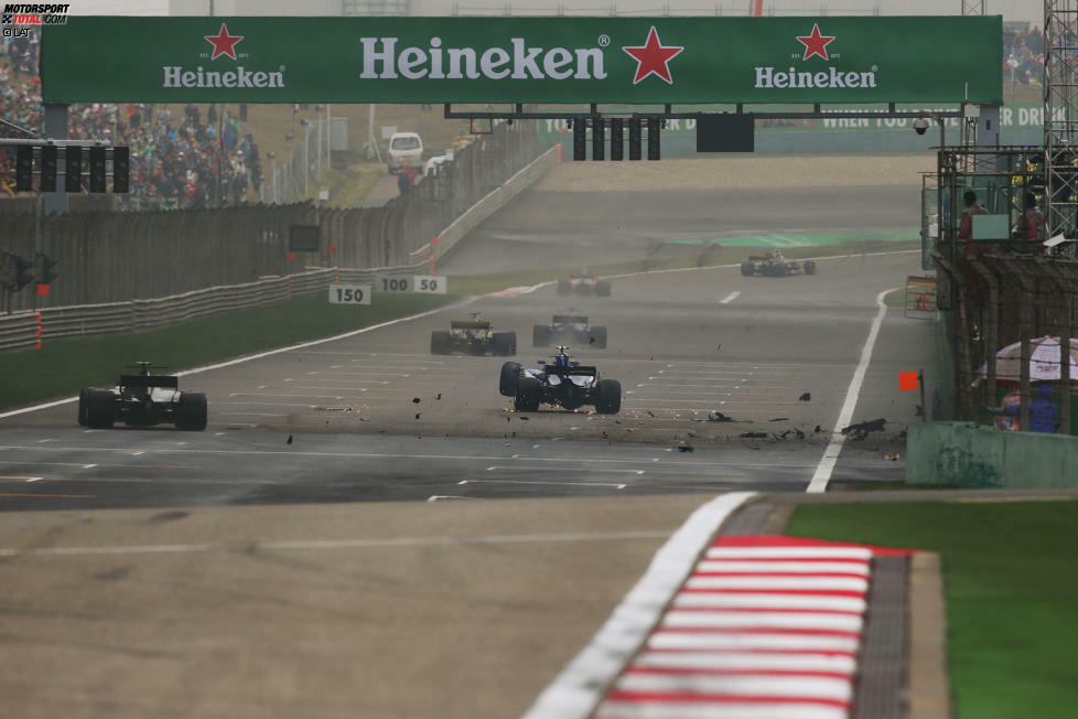 Doch dann: Giovinazzi zum Zweiten! Der Sauber-Rookie crasht wieder in der letzten Kurve, das Safety-Car muss auf die Strecke - und alle, die jetzt an die Box kommen, verlieren beim Reifenwechsel weniger Zeit als Vettel. Der fällt auf P6 zurück. Direkt hinter Bottas, der sich beim Stopp hinter Hamilton anstellen muss.