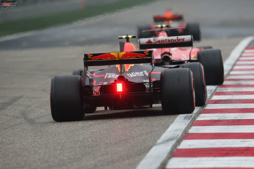Nach der Safety-Car-Phase schnappt sich Verstappen zuerst Räikkönen (der flucht: 