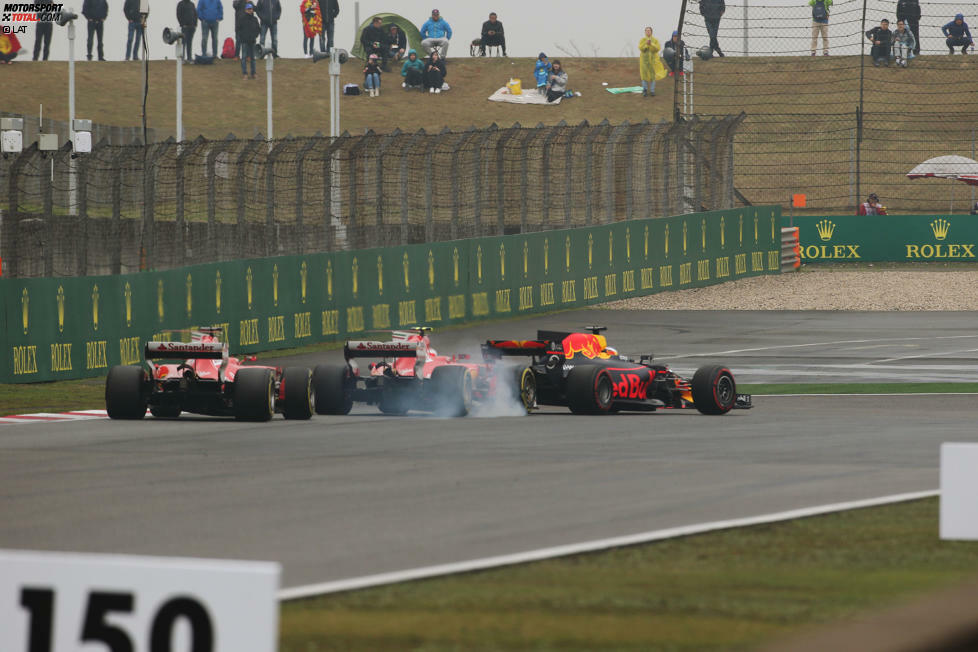 Überholen ist anno 2017 wieder eine Kunst: Vettel verliert hinter Räikkönen 5,4 Sekunden auf die Spitze, ehe ihm der Geduldsfaden platzt und er auf der letzten Rille am Teamkollegen vorbeigeht. Wenig später ist auch Ricciardo fällig - und der Rückstand auf Verstappen, zu dem Zeitpunkt fünf Sekunden, beginnt zu schmelzen.