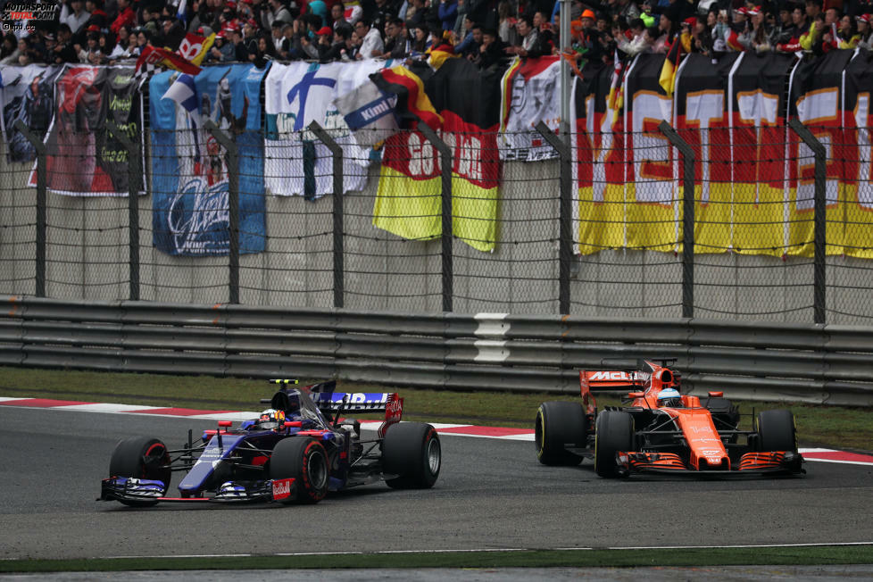 Neben Verstappen der Mann des Rennens: Sainz liegt dank seinem Slick-Poker schon an siebter Stelle, als das Safety-Car von der Strecke geht, und fährt über weite Strecken vor Fernando Alonso. Mit frischeren Reifen überholt er sein Idol problemlos. McLaren verzeichnet den nächsten Doppelausfall. Sainz wird Siebter.
