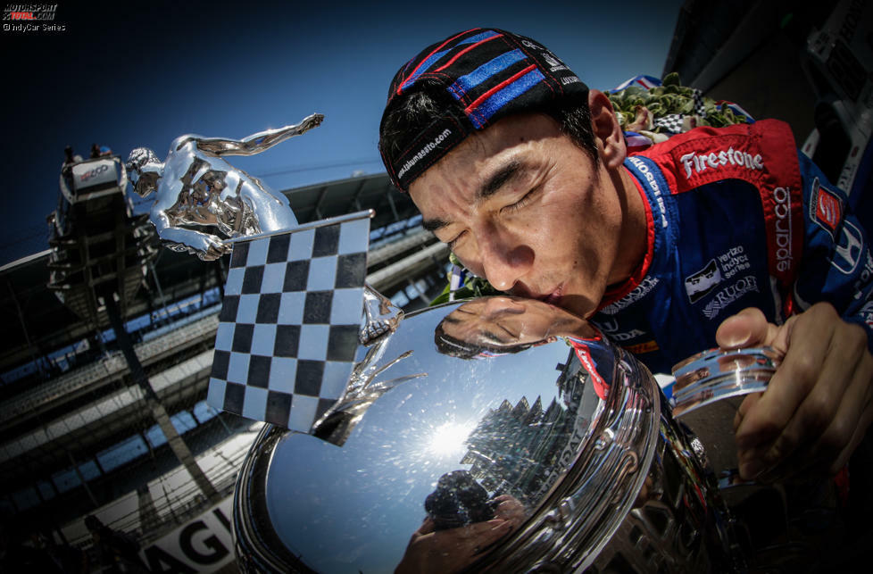 Ein Kuss für die Trophäe: Takuma Sato hat es geschafft. Der Japaner konnte sich beim 101. Indy 500 hauchdünn vor Helio Castroneves durchsetze. Danach kannte die Freude keine Grenzen mehr. Wir zeigen dir die besten Jubelbilder in unserer Fotostrecke.