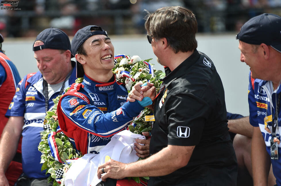Die Gratulation von Teamchef und Ex-CART-Champion Michael Andretti darf natürlich nicht fehlen. Sato war erst vor der Saison 2017 zu Andretti gewechselt und schenkt seinem Team gleich den wichtigsten Sieg des amerikanischen Motorsports.