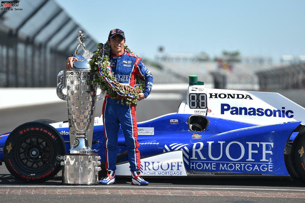 Ganz schön groß das Ding! Mit 1,63 Meter Höhe ist die Borg-Warner-Trophy exakt genauso groß wie Takuma Sato selbst - in den heimischen Schrank stellen wird schwierig ...