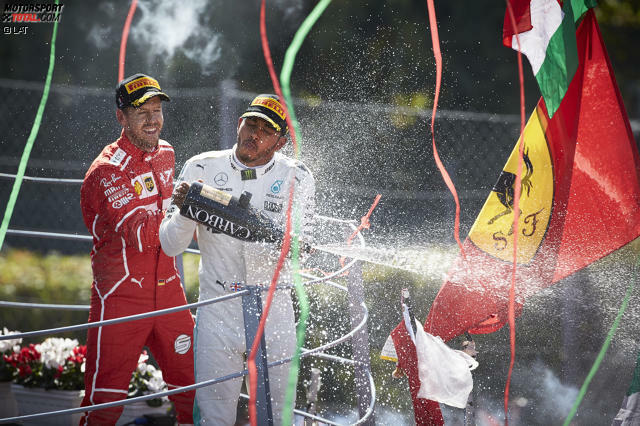 Der erste Fahrer, der 2017 zwei Rennen hintereinander gewinnt: Lewis Hamilton siegt nach Spa auch in Monza und übernimmt die WM-Führung mit drei Punkten Vorsprung vor Sebastian Vettel. Quasi im Vorbeigehen nimmt er die 69. Pole seiner Karriere mit. Jetzt ist er alleiniger Rekordhalter. Vor Michael Schumacher.