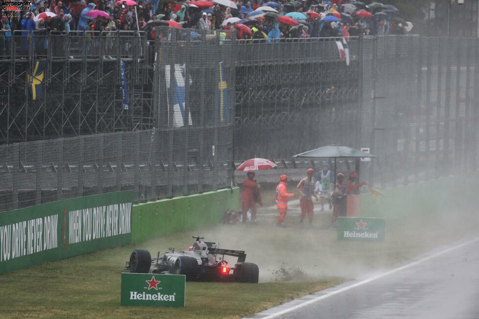 Wegen Regens dauert das dritte Training am Samstag nur 16 Minuten, und das Qualifying wird schon nach viereinhalb Minuten abgebrochen, als sich Romain Grosjean auf der Start- und Zielgerade dreht: Aquaplaning. Danach ist zweieinhalb Stunden Pause, bis der Regen nachlässt und es endlich weitergeht.