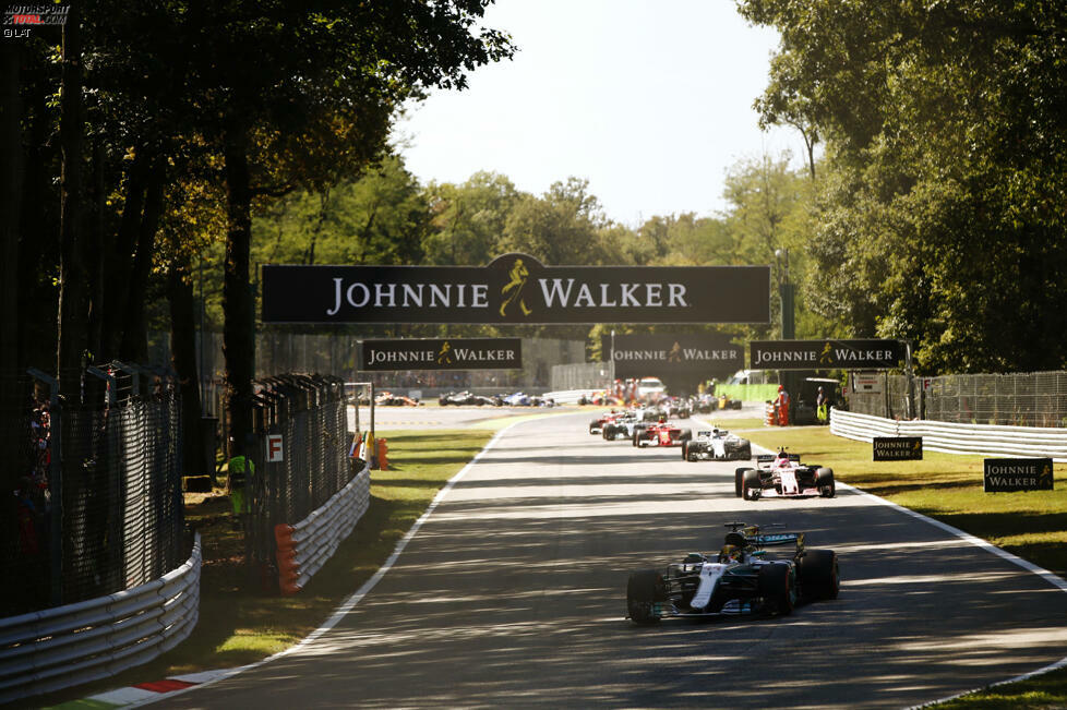 Hamilton setzt sich gleich ein paar Wagenlängen von Esteban Ocon ab, der Stroll am Start überholt hat. Und Kimi Räikkönen gewinnt das actionreiche Beschleunigungsduell gegen Valtteri Bottas durch die Curva Grande, ...