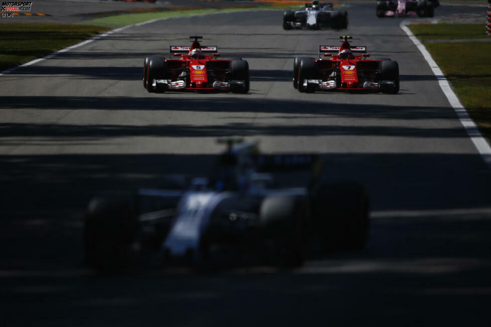 Immerhin ist der Ferrari-Star inzwischen an Teamkollege Räikkönen vorbei, der mit dem Handling kämpft und nach einem Fahrfehler aus der zweiten Schikane heraus vor den Lesmos nicht groß Gegenwehr leistet. Teamorder? Die Fahrer bestreiten das. Mit Stroll und Ocon hält sich Vettel ebenfalls nicht lange auf.