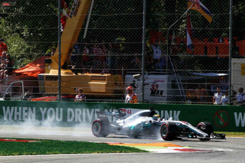 Schrecksekunde am Mercedes-Kommandostand, als Hamilton in Runde 19 einen seiner seltenen Fehler macht und beinahe die Kontrolle über den Silberpfeil verliert. 