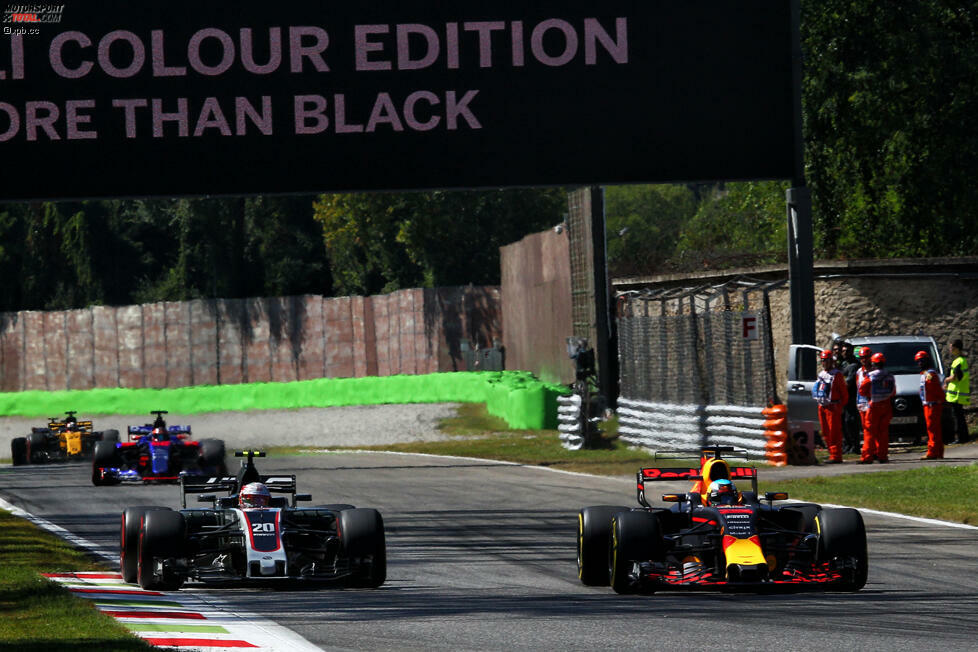 Während der Abstand zwischen Hamilton und Bottas zwischen drei und fünf Sekunden schwankt, fährt Daniel Ricciardo (auf den härteren Softs gestartet) mit 36 Runden den längsten ersten Stint. Dank frischer Supersofts holt er die 3,3 Sekunden Rückstand auf Räikkönen binnen drei Runden auf. Für Vettel reicht's nicht mehr ganz: P4.